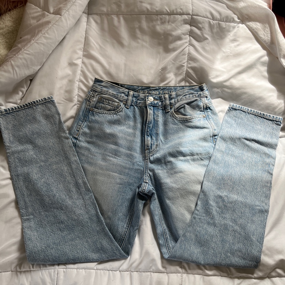 distressed American Eagle mom jeans size 4